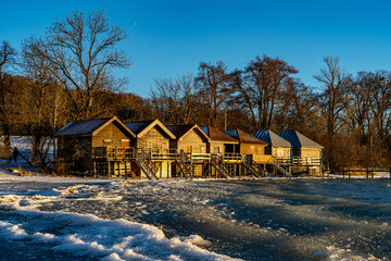 Bootsh&auml;user am Ammersee bei Teils zugefrorenem See in der Abendsonne