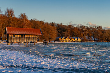 Bootsh&auml;user am Ammersee bei Teils zugefrorenem See in der Abendsonne