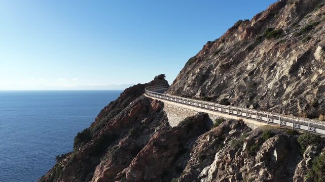 Strada panoramica dell'isola d'Elba, (Elba, Arcipelago Toscano, Italia).
La strda sulla scogliera a picco sul mare del lato dell'Isola d'Elba che affaccia sulla Corsica.