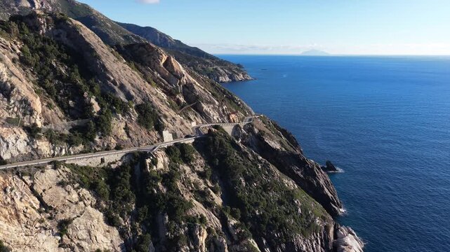 Strada panoramica dell'isola d'Elba, (Elba, Arcipelago Toscano, Italia).
La strda sulla scogliera a picco sul mare del lato dell'Isola d'Elba che affaccia sulla Corsica.