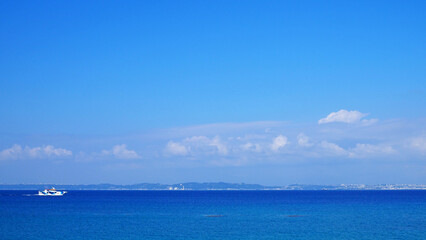青い海と広がる空 南国の絶景風景 沖縄県 津堅島