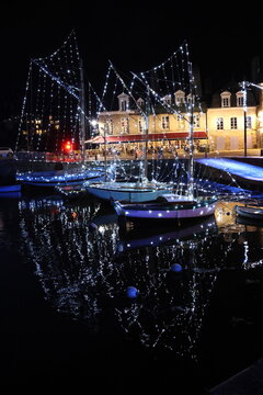 Le port de Saint-Goustan illumin&eacute; pour no&euml;l (Bretagne, Morbihan, France)