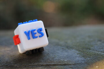 決断を促すYESの文字が書かれたキューブ
