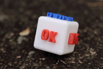 森で見つけたOKの文字が書かれたキューブ