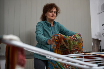 Woman hanging laundry to dry © Xalanx