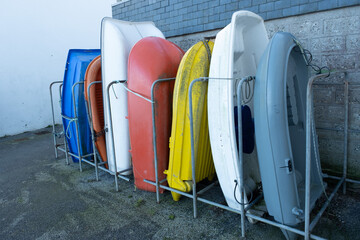 Barques color&eacute;es bien rang&eacute;es