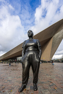 "Moments Contained", a bronze sculpture by Thomas J. Price, on the Stationsplein in front of Rotterdam Centraal station