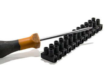 tourne vis orange avec une barrette de domino électrique © JMH