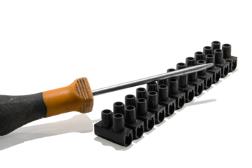 tourne vis orange avec une barrette de domino électrique