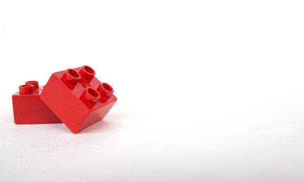 Piezas rojas de LEGO DUPLO con fondo blanco. Marco, espacio para texto