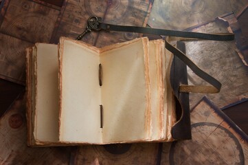 アンティークな本の見開きと古紙1