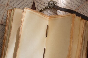アンティークな本の見開きと古紙2