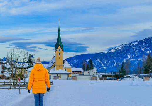 Person Frau blick auf Ortsbild Mittersill &Ouml;sterreich