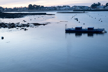 Lever de soleil à l'Ile-Tudy dans le Finistère Bretagne avec alignement des bouées © YANNICK