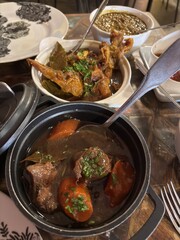 Civet de cerf et carri poulet, gastronomie r&eacute;unionnaise 