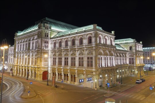 Langzeitbelichtung der Wiener Oper