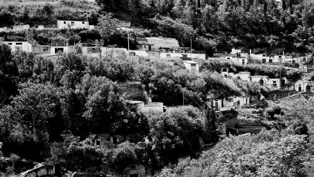 Italia in bianco e nero. Il borgo di Rapolla famosa per la produzione del vino Aglianico del Volture conservato nelle caratteristiche cantine scavate nella roccia tutto attorno al paese. provincia di 