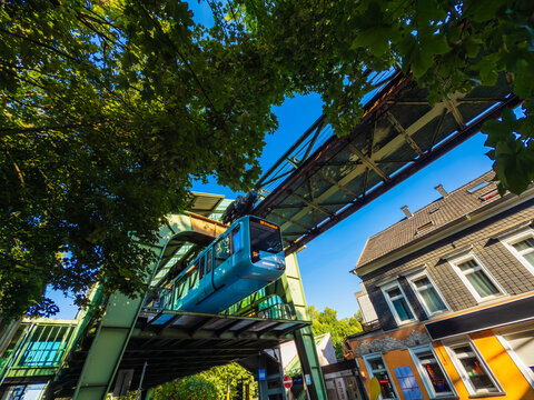 Eine Schwebebahn f&auml;hrt aus der Haltstelle Hammerstein in Wuppertal, Deutschland, digital nachbearbeitet