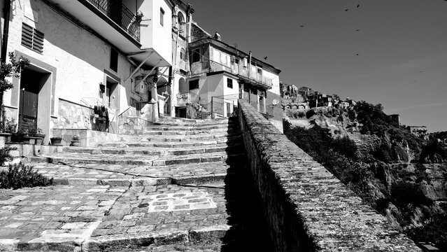 Italia in bianco e nero. Il borgo fantasma di Rabatana antico rione della citt&agrave; di Tursi, in provincia di Matera, Basilicata. Italia