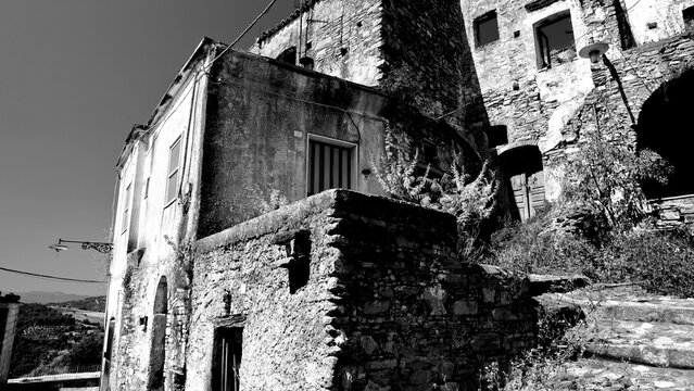 Italia in bianco e nero. Il borgo fantasma di Rabatana antico rione della citt&agrave; di Tursi, in provincia di Matera, Basilicata. Italia