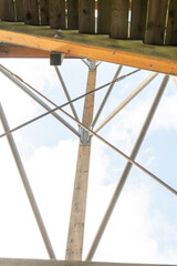 A central wooden support with metal pipes for diagonal reinforcement of the structure.