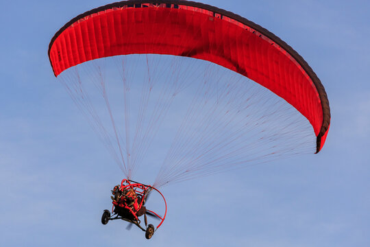 powered paragliders at sunset, Thuringian Sea, Altenbeuthen, Thuringia, east germany