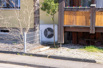 W&auml;rmepumpe an einer Hauswand montiert