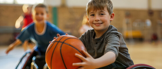 Smiling boy playing wheelchair basketball in an indoor sports hall, showing inclusion, teamwork and active lifestyle, ideal for adaptive sport, childhood, education and motivation.