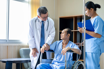 Obraz premium Doctor and nurse are examining patient knee in the wheelchair after operation surgery for rehabilitation and physical therapy and recovery process