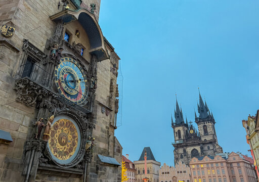 The illuminated Christmas tree and market stalls fill the Old Town Square, framed by the Gothic T&yacute;n Church and Rococo Kinsk&yacute; Palace in Prague, Czechia, creating a magical winter holiday scene.