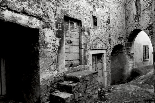 Italia in bianco e nero. Borgo medievale di Navelli ai piedi del Parco Nazionale del Grana Sasso.Abruzzo, Italia