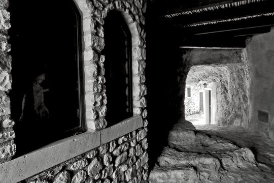 Italia in bianco e nero. Borgo medievale di Ortona dei Marsi .Abruzzo, Italia