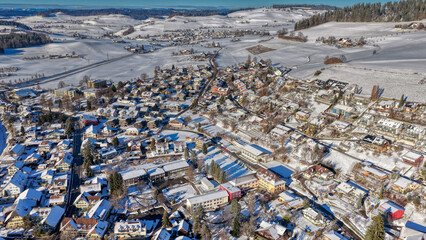 Grossh&ouml;chstetten bei Schnee, Emmental, Kanton Bern, Schweiz, Luftaufnahme im Januar 2026