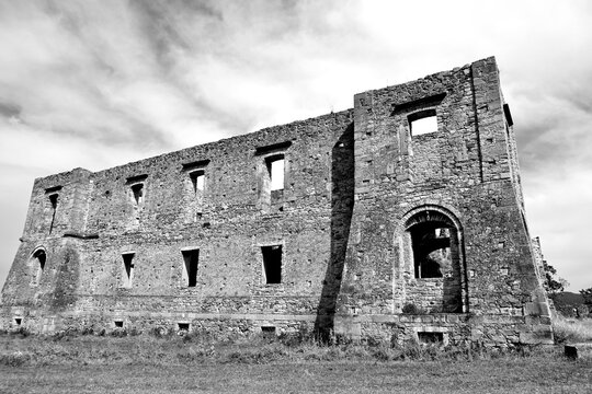 Italia in bianco e nero. I resti del Borgo fantasma di Campomaggiore Vecchio, suggestiva citt&agrave; utopica fondata nel XVIII secolo su un ideale illuminista di uguaglianza, abbandonata nel 1885 dopo una f