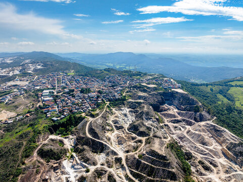 Minera&ccedil;&atilde;o em S&atilde;o Tom&eacute; das Letras em imagens a&eacute;reas. Grandes pontos de minera&ccedil;&atilde;o em torno da cidade.