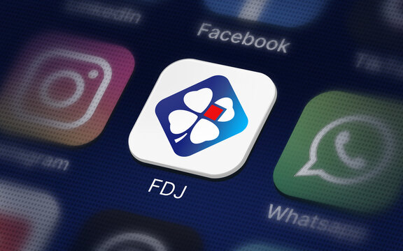 La Fran&ccedil;aise des Jeux logo sur un &eacute;cran num&eacute;rique