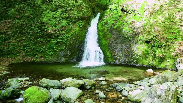 栃木県那須塩原市　塩原温泉に流れる風挙の滝