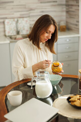 Business woman having breakfast at home