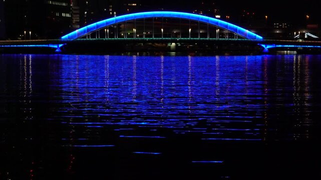 青くライトアップされた永代橋