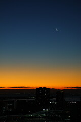 朝焼けと三日月