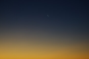 朝焼けと三日月
