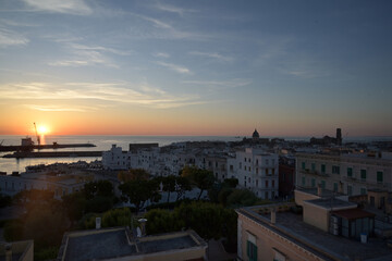 panorma del centro storico di monopoli in provincia di bari visto dall'alto all'alba