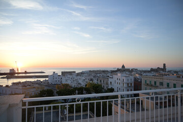 panorma del centro storico di monopoli in provincia di bari visto dall'alto all'alba