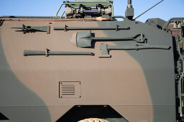 装甲車に取り付けられた土工具