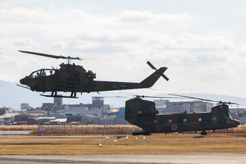 対戦車ヘリコプターと大型輸送ヘリコプター