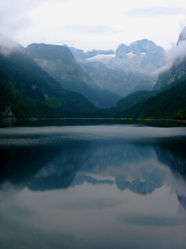 L&eacute;g&egrave;re brume sur le lac de Gosau en Autriche