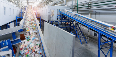 Automated recycling conveyor system in industrial facility