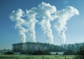 energie nuclaire  , réacteurs nucléaire et rejets de fumée blance , ou de goutelettes d'eau  ,  produit d'électricité , paysage 