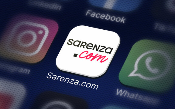 Sarenza.com logo sur un &eacute;cran num&eacute;rique