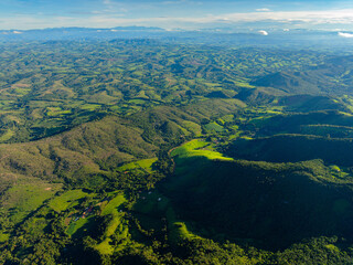 Imagem aérea de grande área São Tomé das Letras e pontos de mineração em Minas Gerais. Vista...